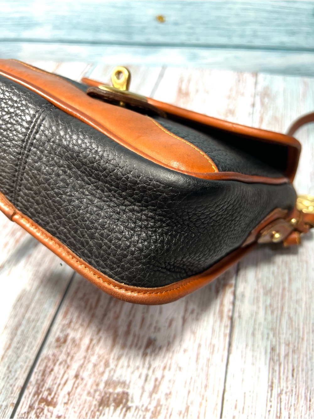🦆 DOONEY & BOURKE BLACK AND TAN PEBBLE LEATHER SMALL CARRIER TURNLOCK CROSSBODY - Picture 8 of 14